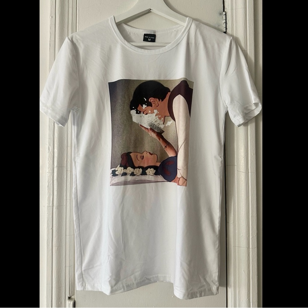 Women’s classic with a twist Graphic T-Shirt, size M, new w/o tag